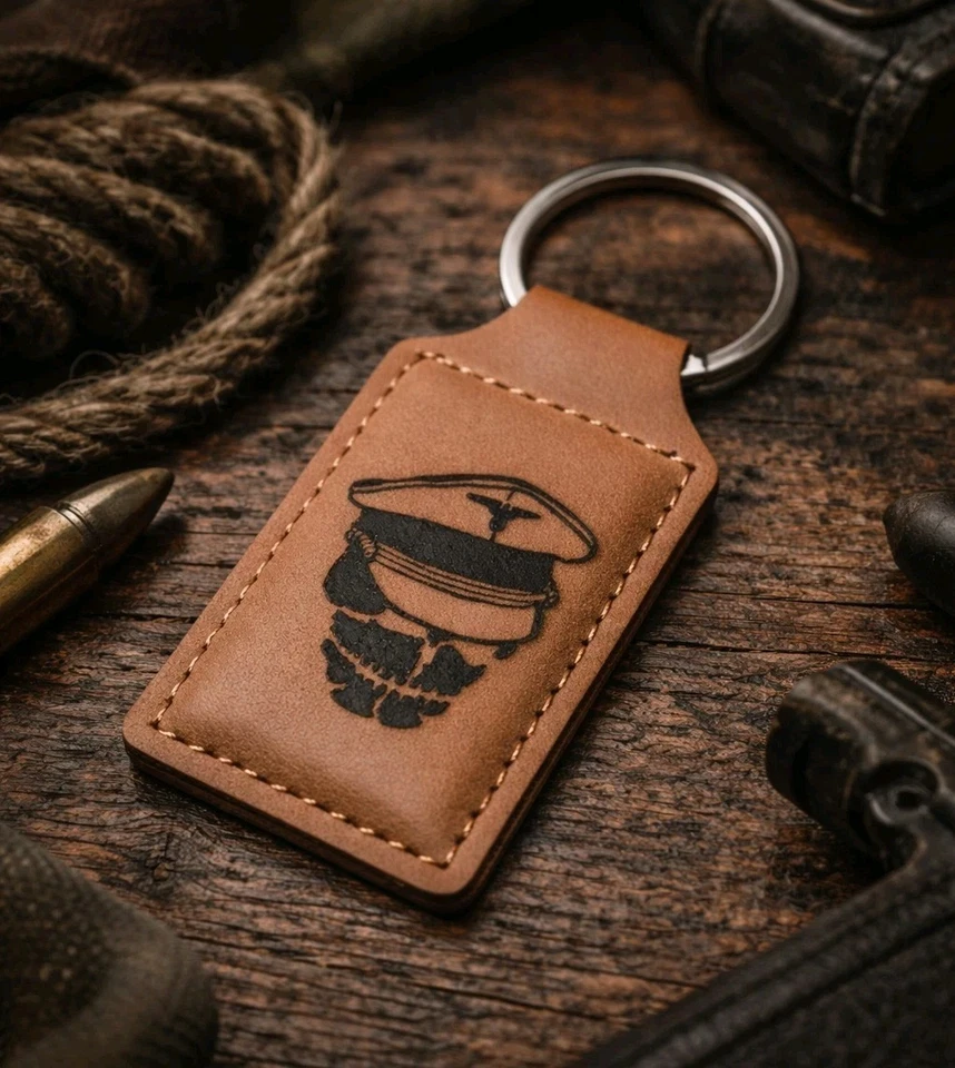 Schlüsselanhänger mit Gravur Skull Soldat Wehrmacht Schirmmütze PU Leder Retro - Bild 1 von 1