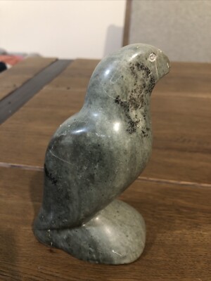 Eine geschnitzte Steinskulptur eines sitzenden Vogels vom Künstler gesungen H:13cm L:8,5 cm
