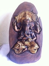 Dios elefante hindú Ganesha de resina sobre madera de teca