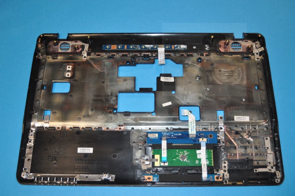 Reposamanos para portátil TOSHIBA Qosmio X775-Q Series 17,3" con panel táctil K000126790 Foto 2 de 4