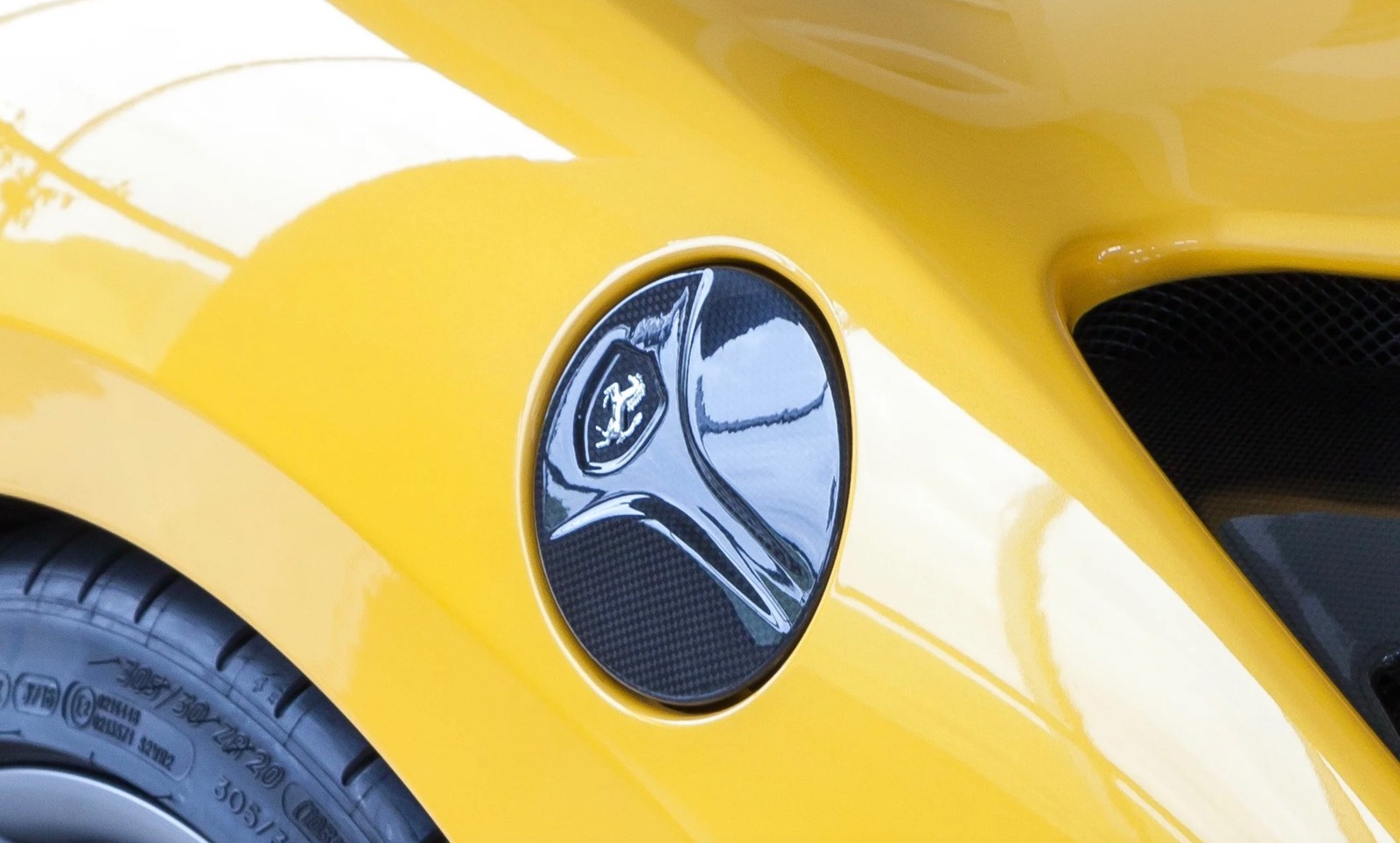 Capristo Ferrari 458 Speciale Carbon Fiber Gloss Gas Cap
