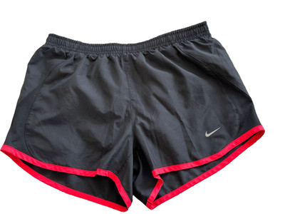 NIKE DRI FIT LAUFSHORTS MUSCHELSCHALENSTIL SCHWARZ ROT INNENSLIP DAMEN SMALL