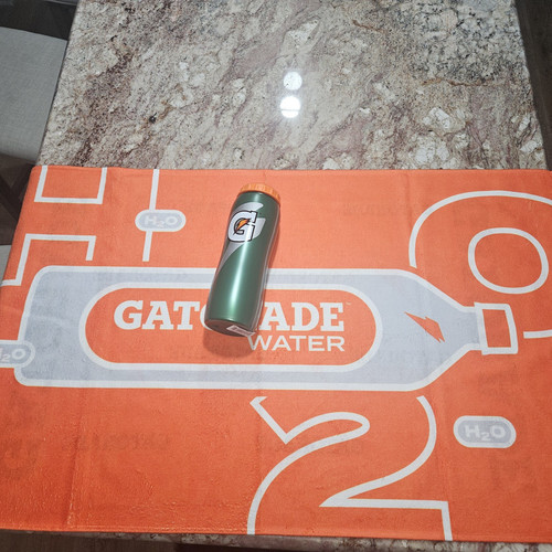 NEW ~ Gatorade 24x42 Sideline Towel & 32 oz Squeeze Bottle - Picture 1 of 3