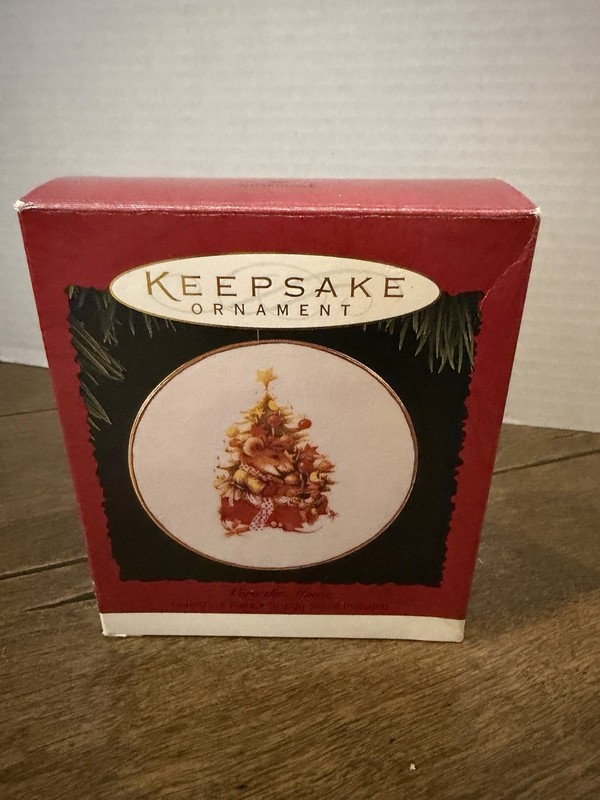 1995 Hallmark Keepsake Christmas Ornament Vera The Mouse Plate