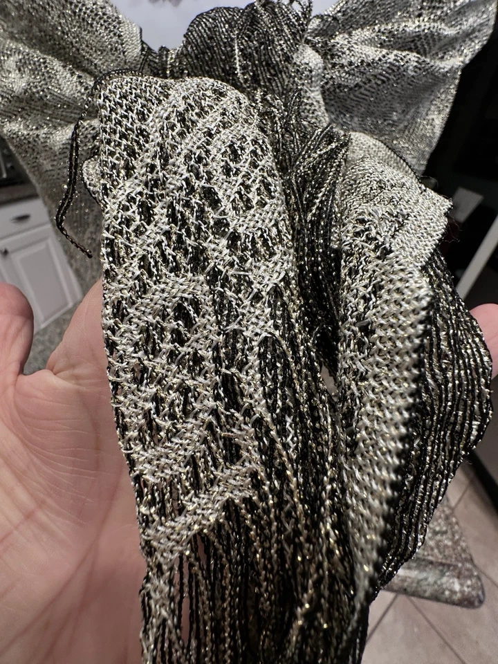 Envoltura de chal vintage tejido abierto dorado aspecto metálico ~ floral ~ con flecos largos usado en excelente estado Foto 2 de 4