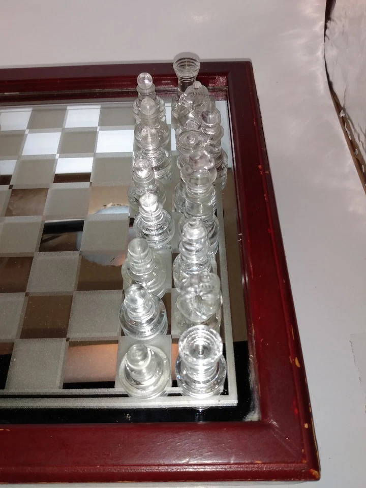 Juego de ajedrez vintage de vidrio esmerilado y transparente en caja de madera fieltro en gran forma Foto 3 de 4