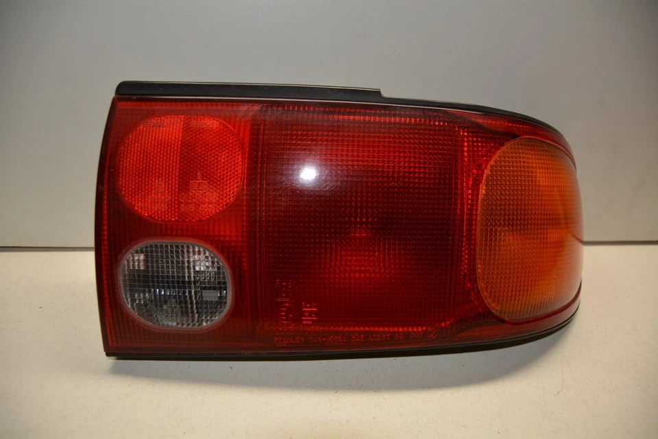 Luz trasera derecha MITSUBISHI MIRAGE SEDÁN 1993-1996 OEM, 166-58610 Foto 2 de 4