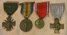 4 französische Medaillen Inc.: Sieg, 1914-1918 Kriegskreuz, Verdun, Kombattantenkreuz