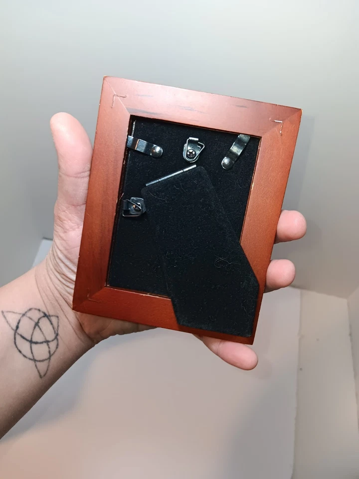 Marco de flores de rosas de metal de madera vintage 3D antiguo núcleo de cabaña miniatura 5x4 Foto 4 de 4