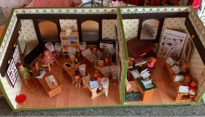 Alte Puppenschule, Puppenstube, Zuckertüten, Püppchen, Schultasche, Schultafel, - Bild 1 von 4