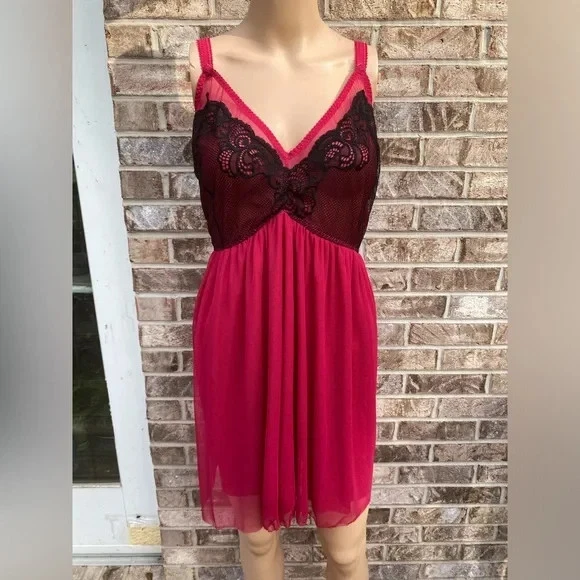 Mujer Torrid Goth Cereza Rosa/Rojo y Negro Encaje Chemise Malla Sin Mangas Talla 1X/2X Foto 2 de 4