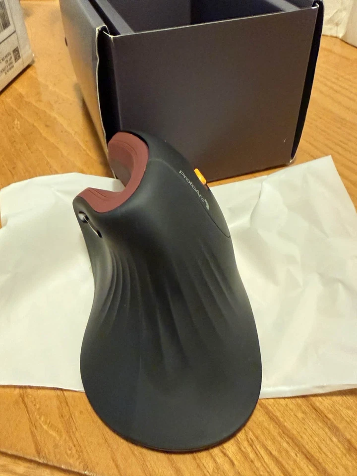 ProtoArc Ratón Vertical Ergonómico Recargable Multidispositivo, Rojo Vino EM11 Foto 3 de 4