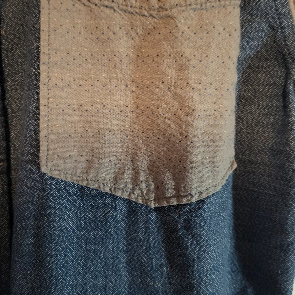 Camisa de diversión moderna para hombre mediana azul bolsillo cuello abotonado 100 % algodón Foto 2 de 4