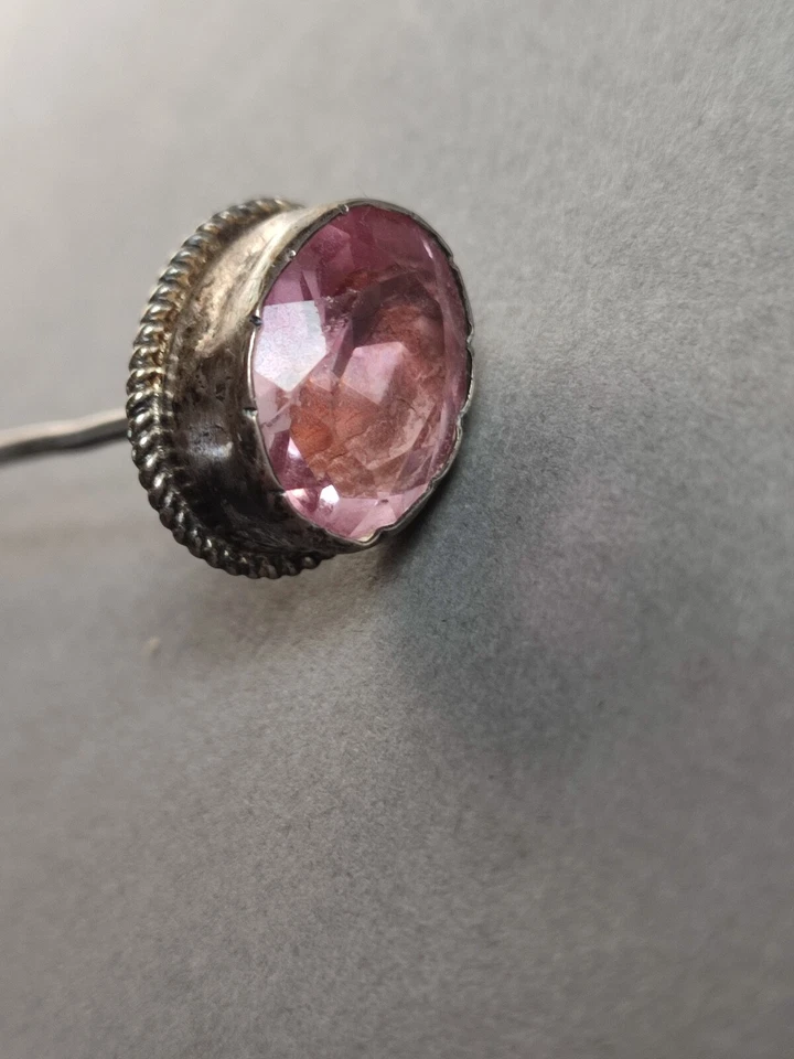 Ancien épingle à Chapeau en métal argenté sertie une pierre rose ovale et taillé - Photo 3/4
