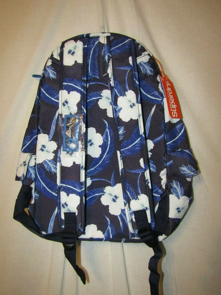 Mochila feminina superdry montana nova com etiquetas hibisco azul marinho - Imagem 2 de 3