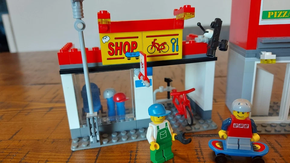 2 sets in 1. LEGO City: 7641 City Corner and the 60017 Flatbed Truck - Image 3 of 4