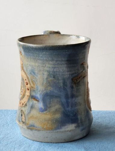 Beautiful studio pottery mug with a human figure blue beige ceramic glazed - Bild 4 von 7