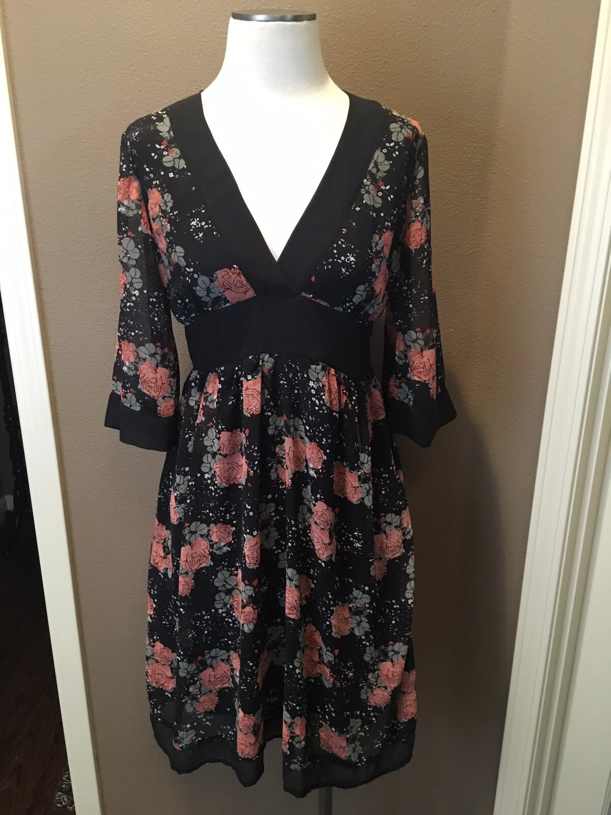 VETEMENTS Abito Y2K GNW 6 nero floreale scollo a V cottage core con maniche kimono