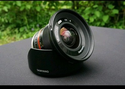Samyang 12mm f/2,0 Weitwinkelobjektiv MF für Sony E plus. Blende & Deckel