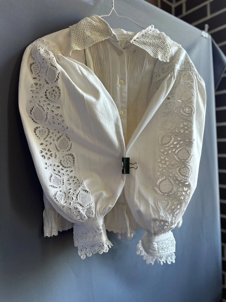 Blusa folclórica rumana de los años 20 • Camisa antigua de lino bordada a mano amante vintage Foto 2 de 4