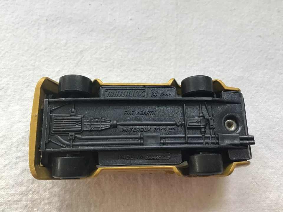 MATCHBOX EDICIÓN BÚLGARA SUPERRÁPIDA FIAT ABARTH GOLD 'HITACHI' Foto 4 de 4