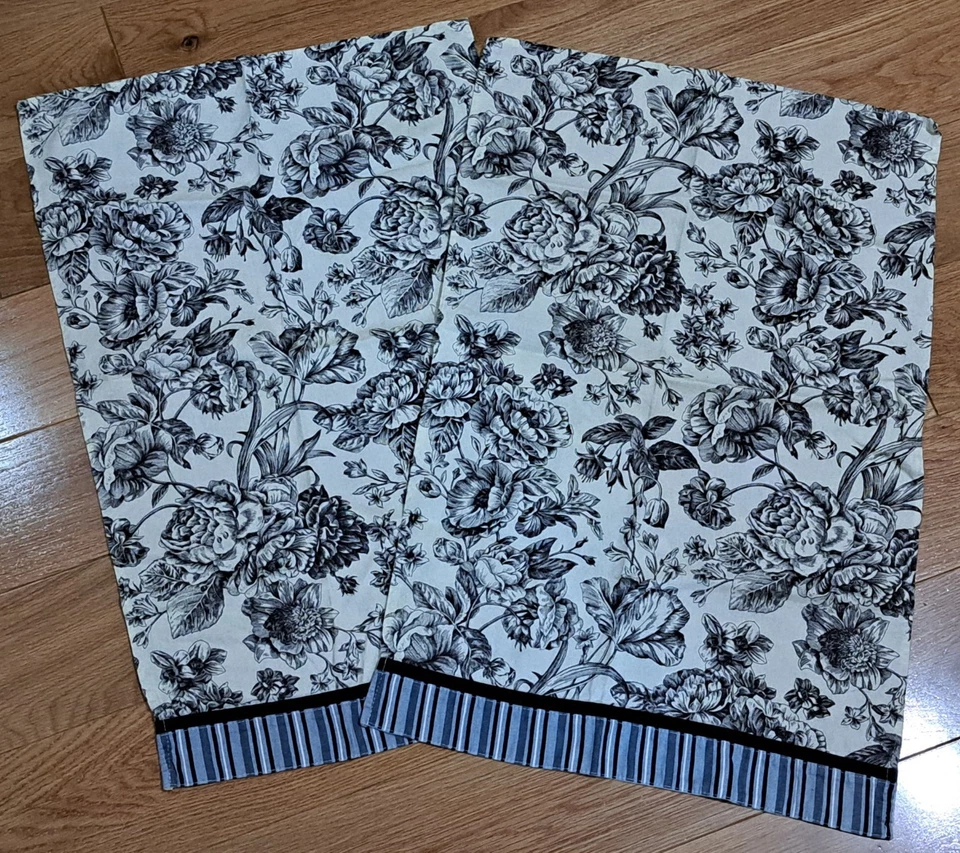 Toallas de cocina Waverly negras florales con adornos a rayas Foto 2 de 4