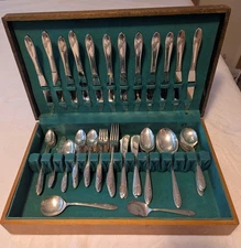 Oneida Tudor Plate Queen Bess II 1946 Silverplate Flatware Set 103 Pieces 