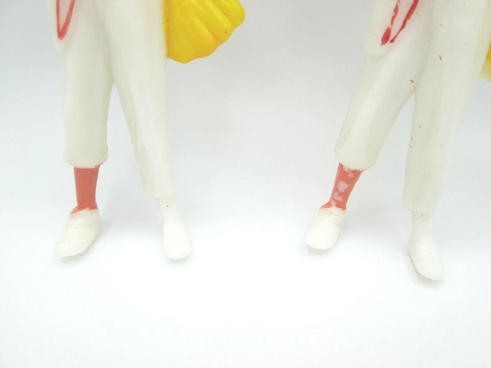 Lote de 2 uniformes blancos de plástico celuloide adornos para pasteles de jugador de béisbol vintage Foto 3 de 4