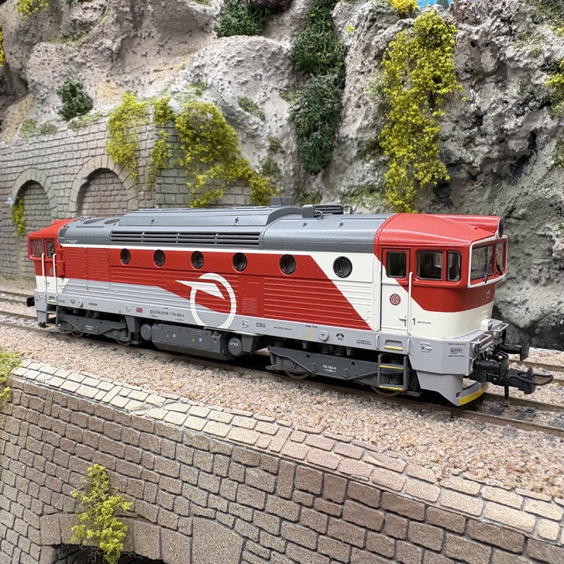 Locomotive diesel 754 083-4 ZSSK train miniature HO digital ROCO 7310082
