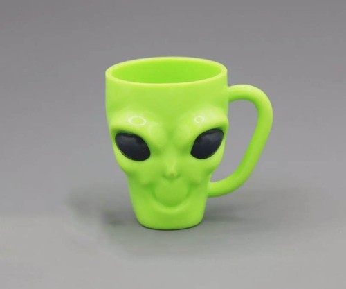 A alien-head-shaped mug only for Isabel Nicki’s Computer & Desk