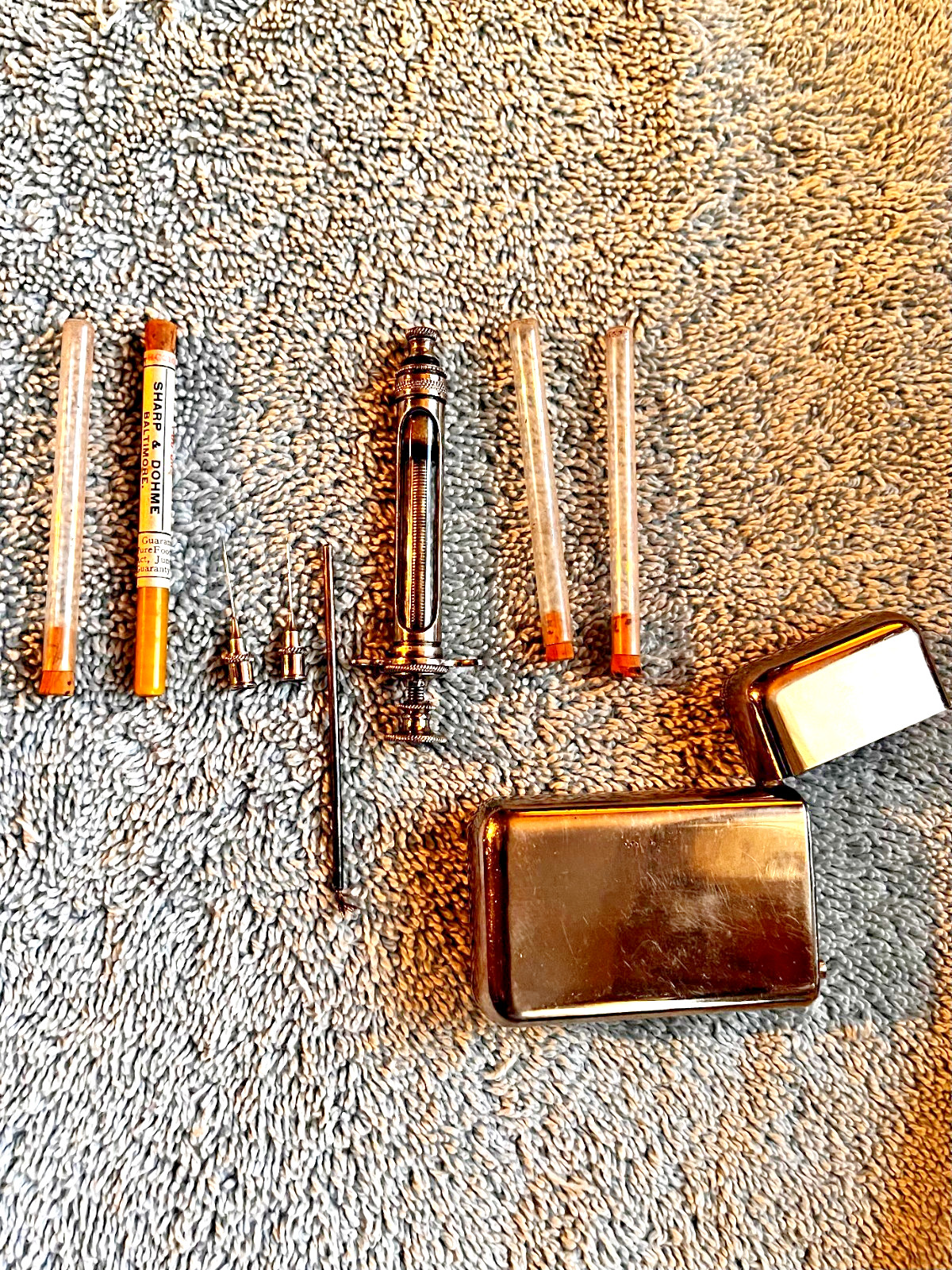 Antique Hypodermic Syringe w/2 needles and 4 glass vials complete set