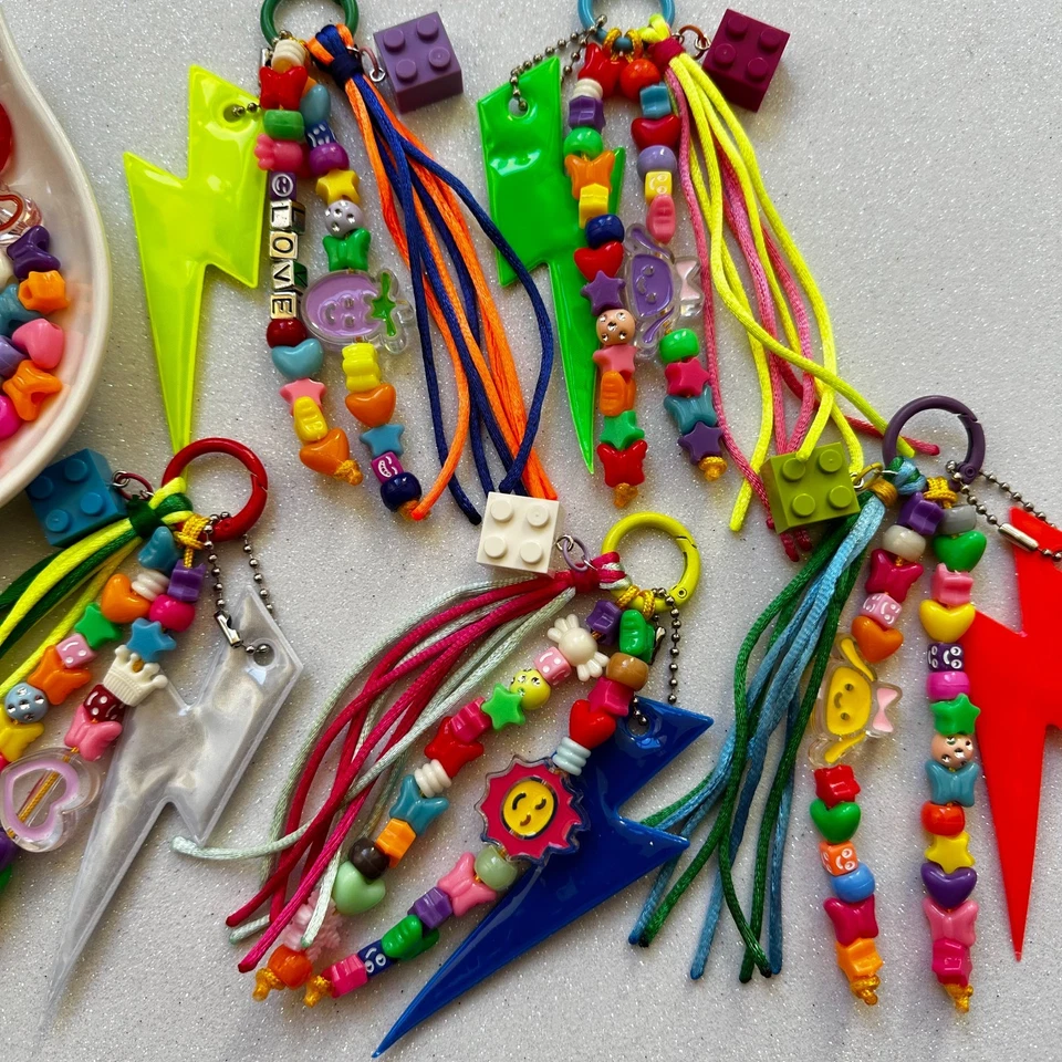 Ciondoli per borsa Anni 80 realizzati a mano con perline , charm e cordini - Immagine 3 di 4