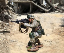 THE COLLECTORS SHOWCASE MODERN WARFARE CS00934 U.S. MARINE KNEELING FIRING MIB