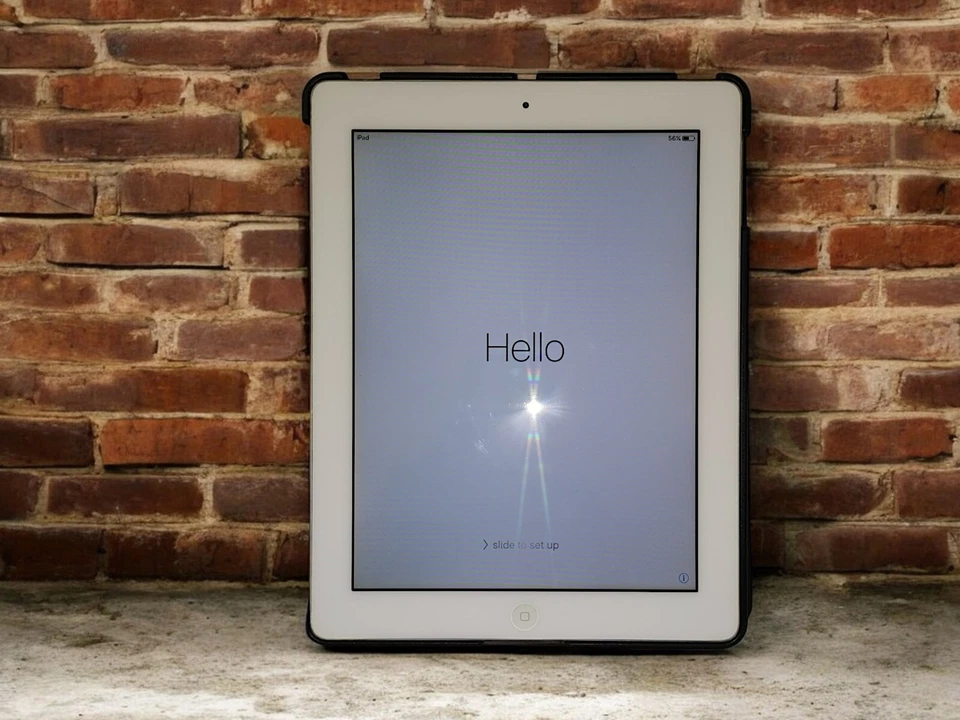 Apple iPad 2a Generazione 9.7" 16GB Wi-Fi - Tablet  Argento + Cover Nera - Immagine 3 di 4