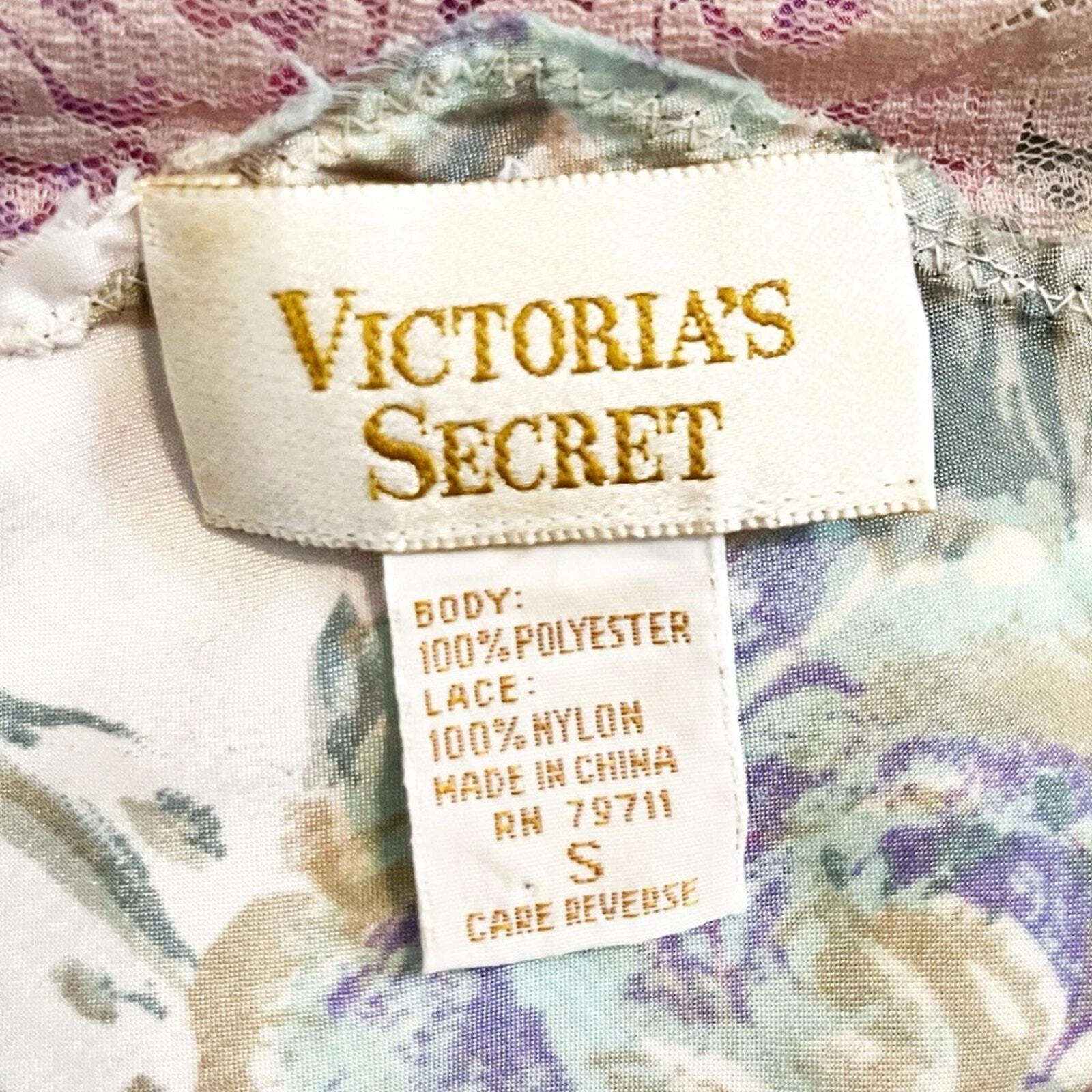 UNDERCOVER Mini abito vintage Victoria Secret etichetta oro raso pizzo floreale plissettato slip