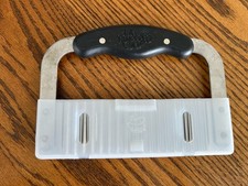 Pampered Chef Crinkle Cutter Stainless Steel Wavy Vegetable Knife with Cover