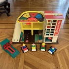 Vintage Fisher Price #930 Parking Ramp Service Center Action Garage