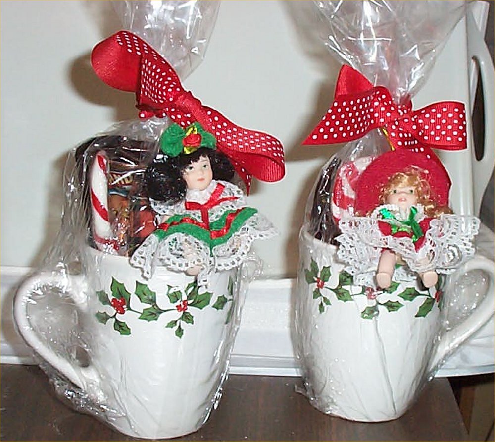 Hot Chocolate Mugs Gift set of 2 Dolls Basket Cookies Peppermint Spoon