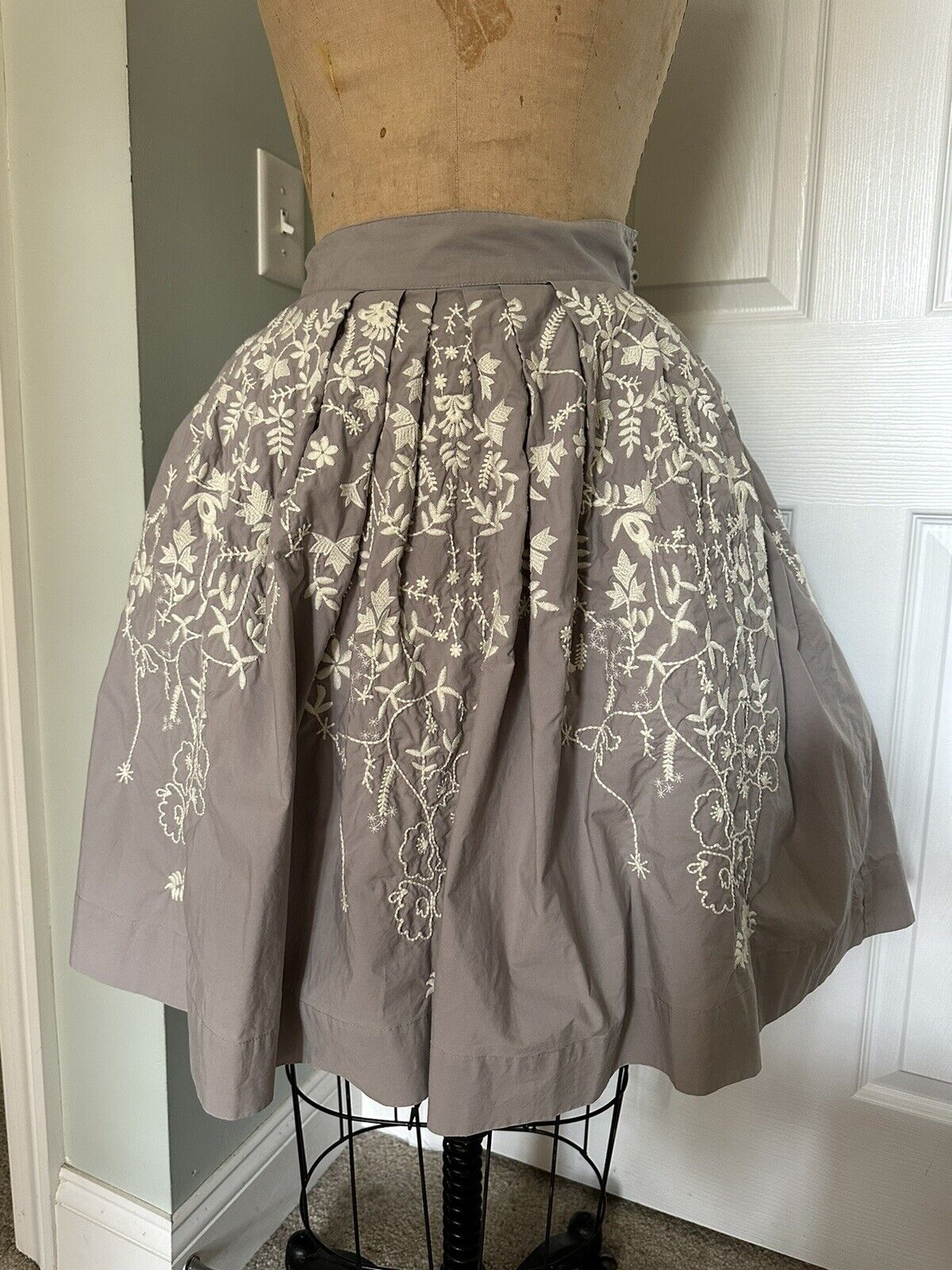 Anthropologie Skirt Meadow Rue Hanging Wisteria Grey Floral Embroidered  Sz 2