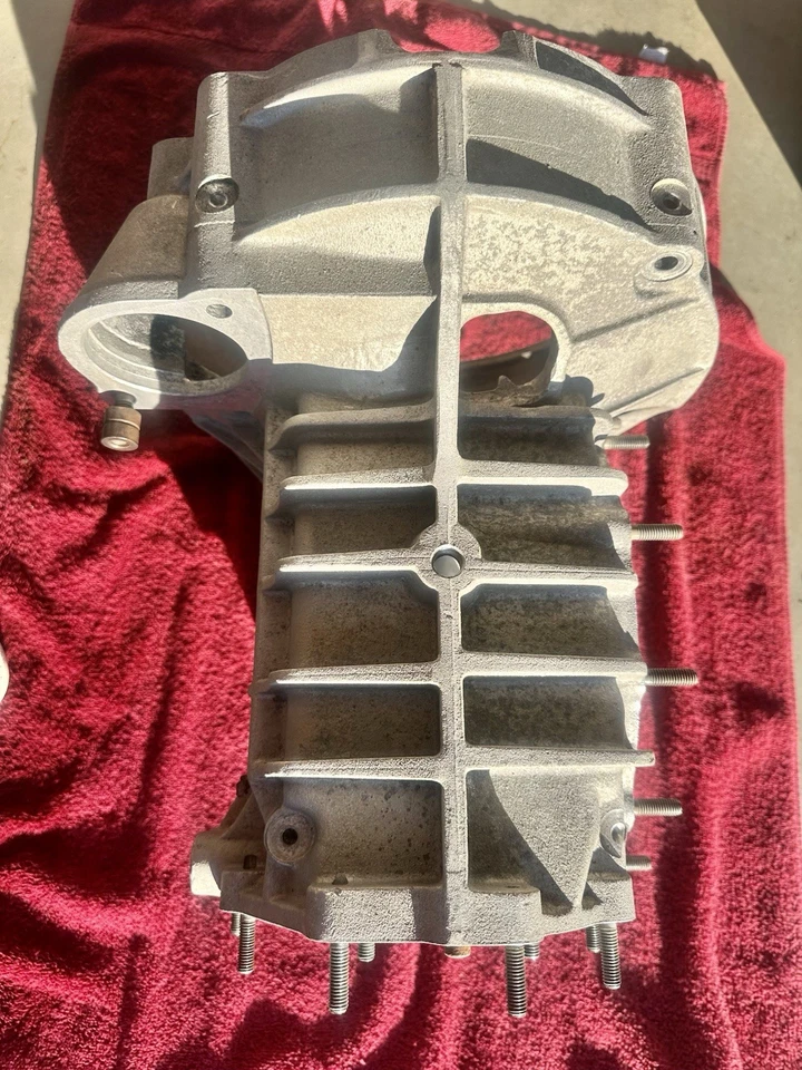 Carcasa campana transmisión Porsche 930 Turbo 1978 OEM alemán 9303011011R Foto 4 de 4