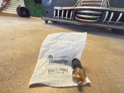 (1) 3.6L 5.7L OIL PRESSURE SENDING UNIT MOPAR GENUINE 05149062ab same as dealer