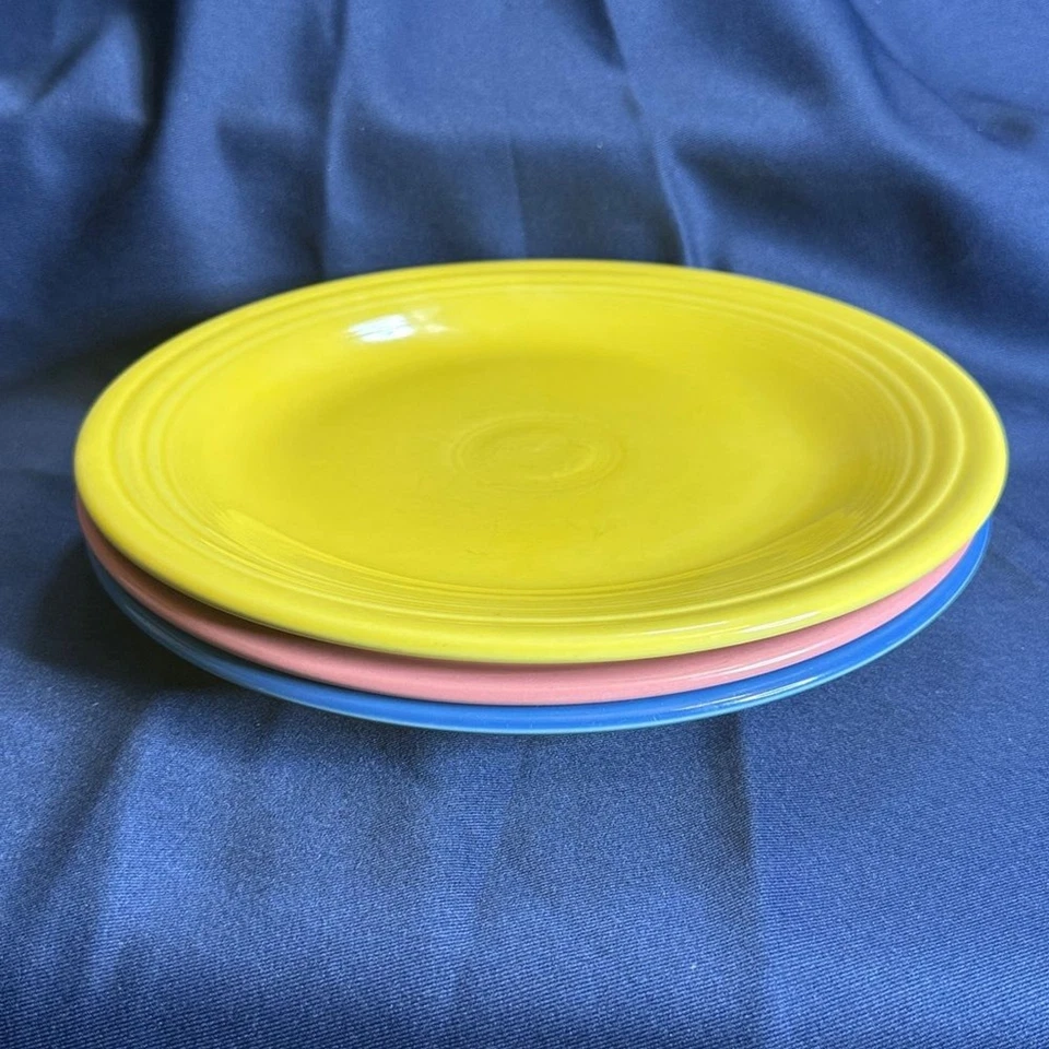 Plato Fiesta Blush Rosa y Azul y Amarillo. Los tres por $35. 10 1/2 pulgadas Foto 4 de 4