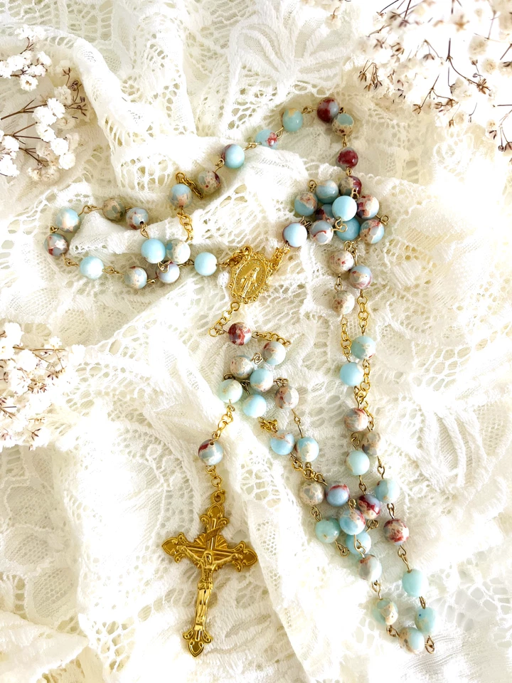 Rosario 26" pulgadas. Cadena chapada en oro de 18k. Cuentas de piedra Howlita natural. Calmante, Foto 2 de 2