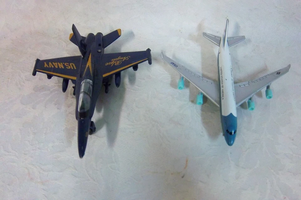 Лот литых игрушечных самолетов Road Champs Other Airplane Blue Angels темно-синие 3,5–7 дюймов - Изображение 2 из 3