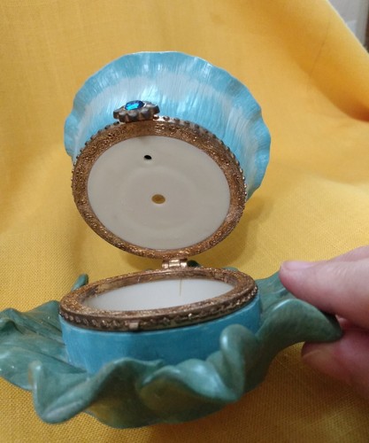 Avon Vintage Blue Flower 4.5" Hinged Trinket Box - Picture 9 of 15
