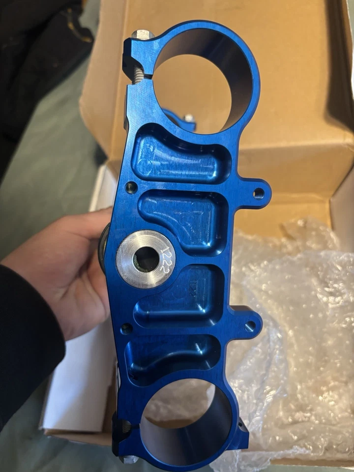 Abrazaderas triples Scar Racing para (YZ125-YZ250 2006-2024) (YZ250F-YZ450F 2010-2017) Foto 4 de 4