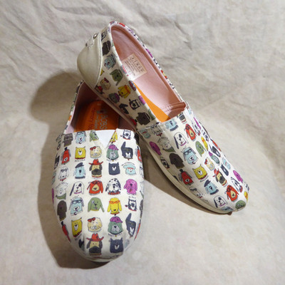   Bobs for Dogs Classic Slip-Ons 8 M Cartoon Dog Print Fabric; Cushioned Insole