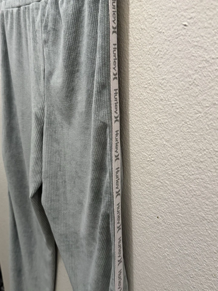 Pantalones suaves verdes claros Hurley para niñas con rayas Hurley en cada pierna medianos Foto 2 de 4