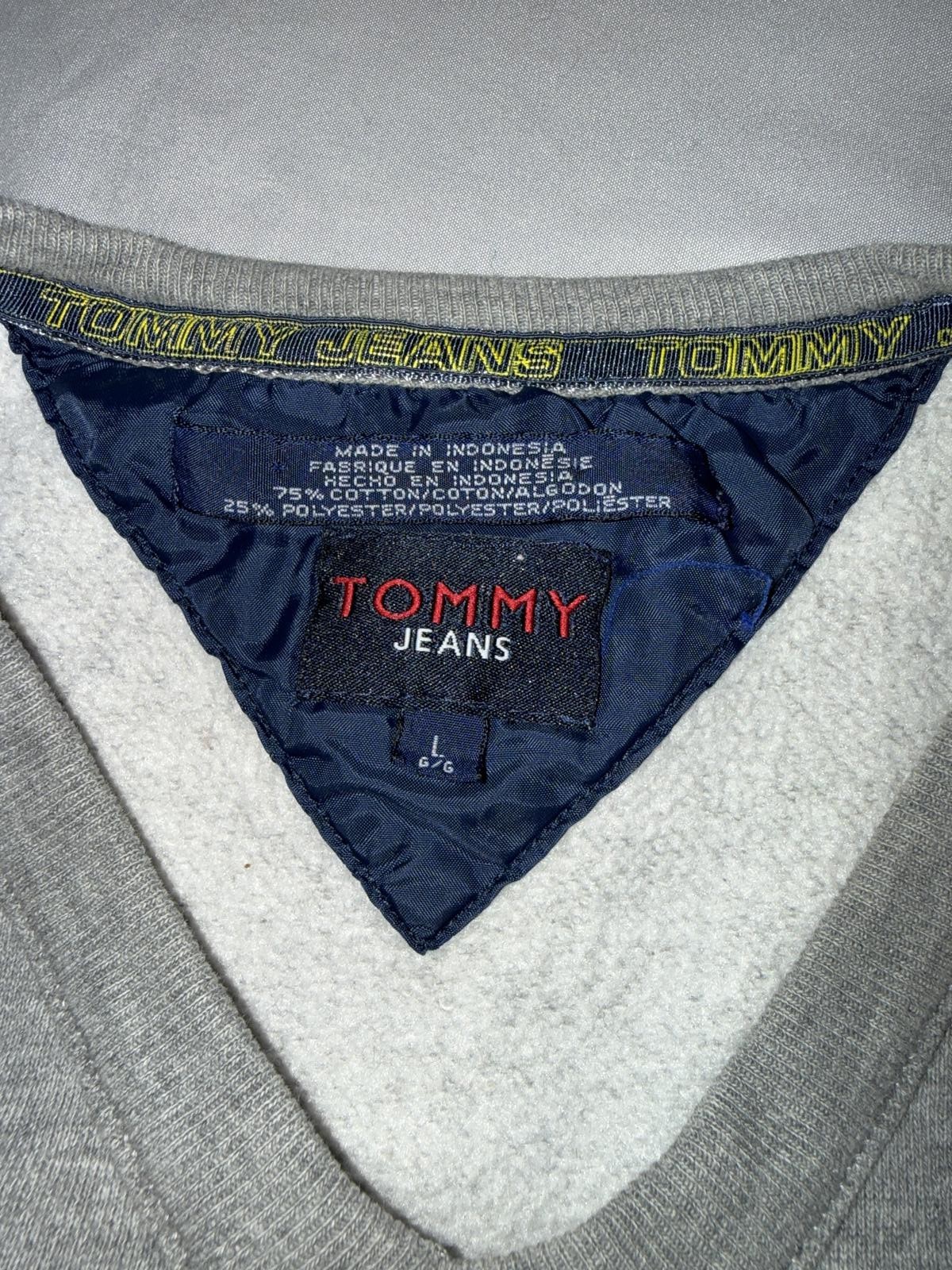 Vintage Tommy Hilfiger Men's Gray V-Neck Sweater Size Large image 5