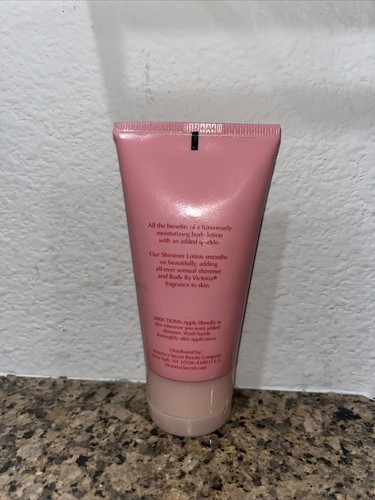 Victoria's Secret Shimmer Me Sexy - Body By Victoria Lotion 2,5 fl oz raro in attesa di validità - Foto 2 di 4